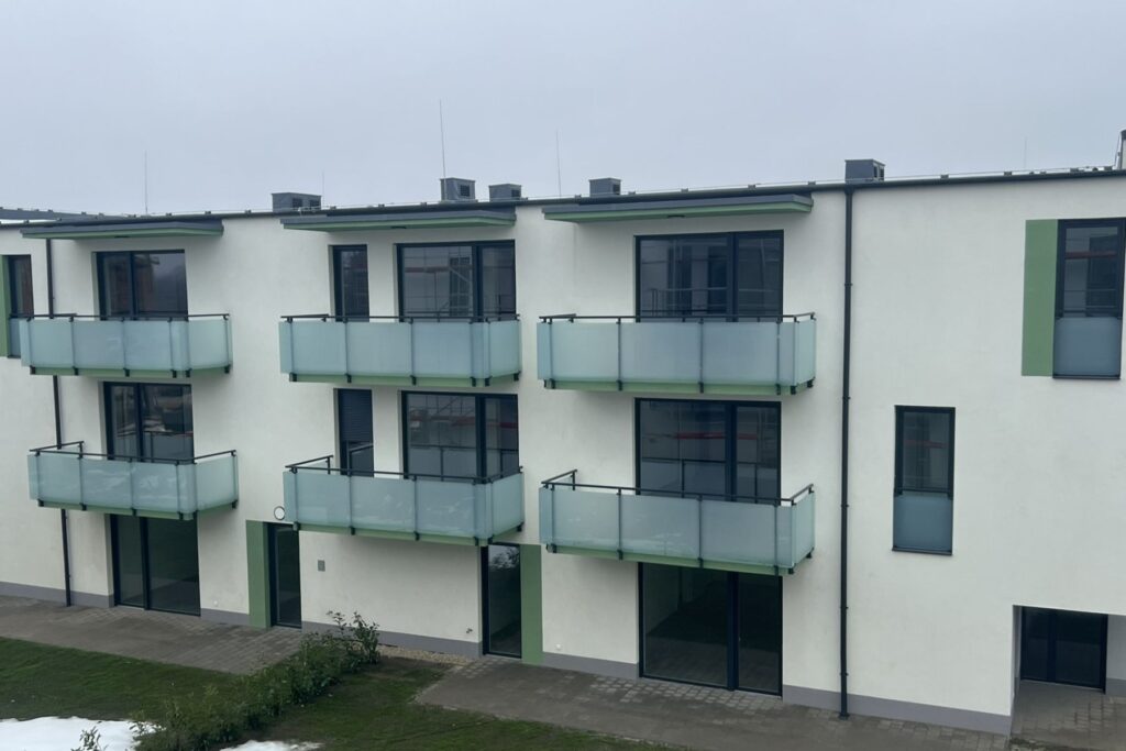 üvegkorlát társasház